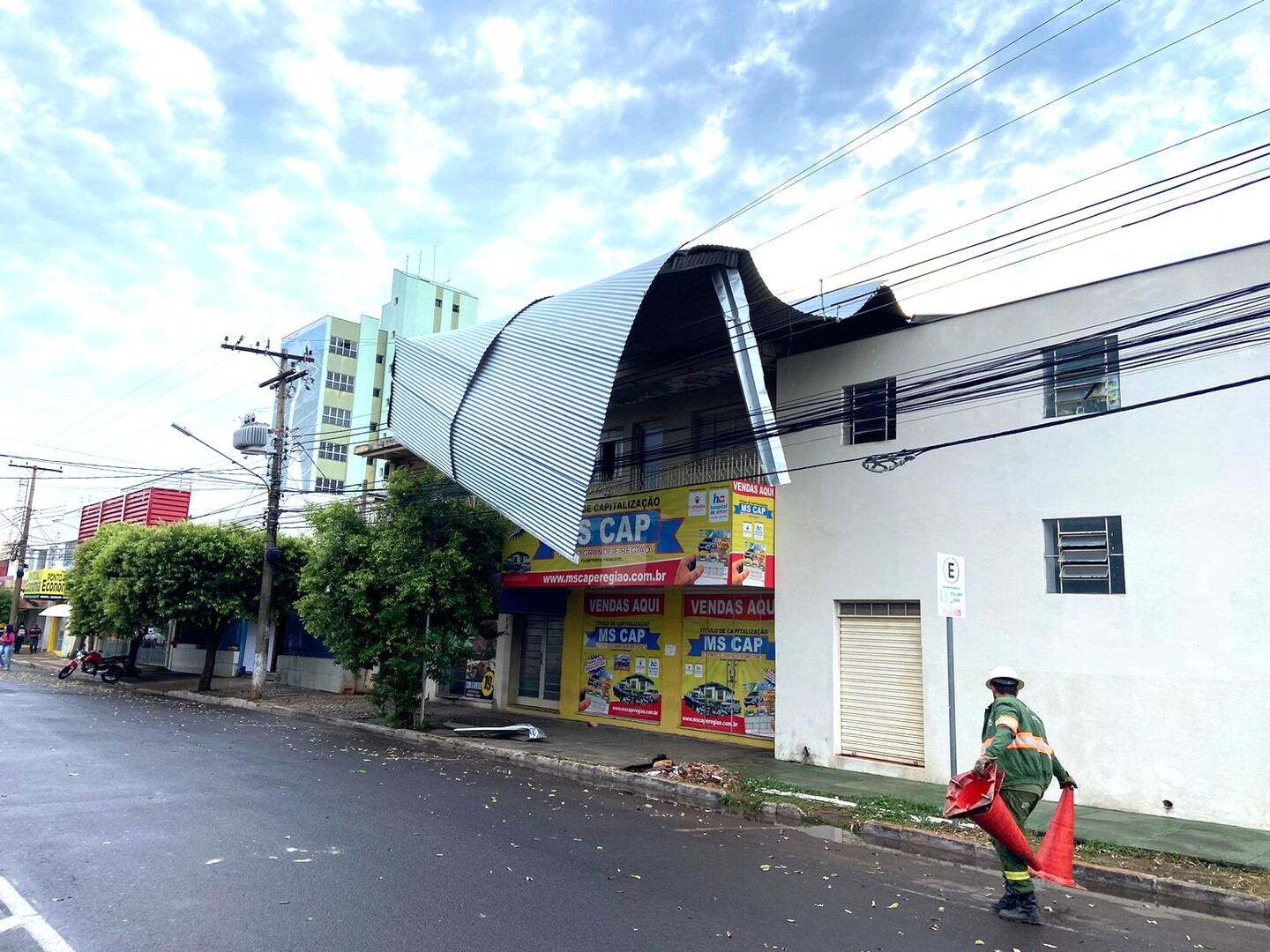 Forte chuva de apenas 12 minutos destelhou casas, danificou placas de trânsito e provocou queda de árvores. - Israel Espíndola/JPNews