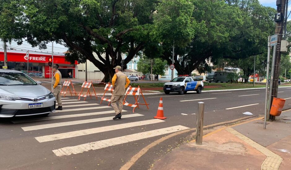 A Agetran orienta os condutores pedestres tenham atenção redobrada e utilizem rotas alternativas - Foto:Duda Schindler/CBN Campo Grande