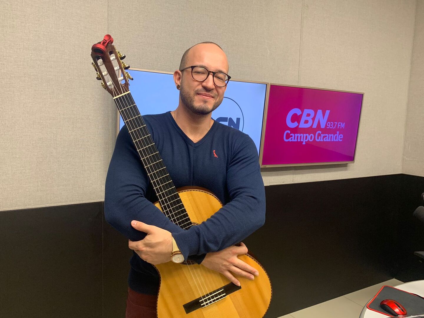 Há cinco anos, Marcus Peretto trabalha com a música na capital - Foto: Duda Schindler/CBN-CG