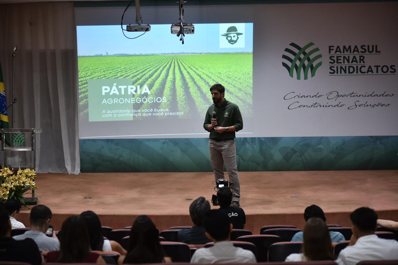 Cristiano Palavro durante a palestra no auditório da Famasul - Foto: Celso Magalhães/CBN-CG