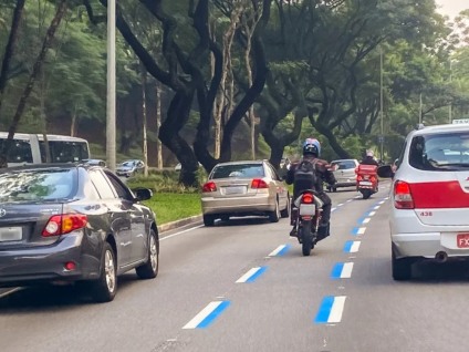 Faixa azul para motociclistas evita acidentes e sinistros - Foto: Reprodução/Celso Tavares