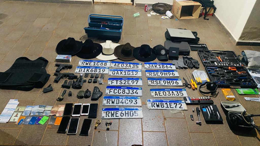 Polícia apreendeu armas, coletes balísticos e outros equipamentos utilizados nos furtos - Foto: Divulgação/PMMS