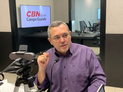 Edir Viégas no estúdio da rádio CBN Campo Grande - Foto: Duda Schindler/ CBN-CG