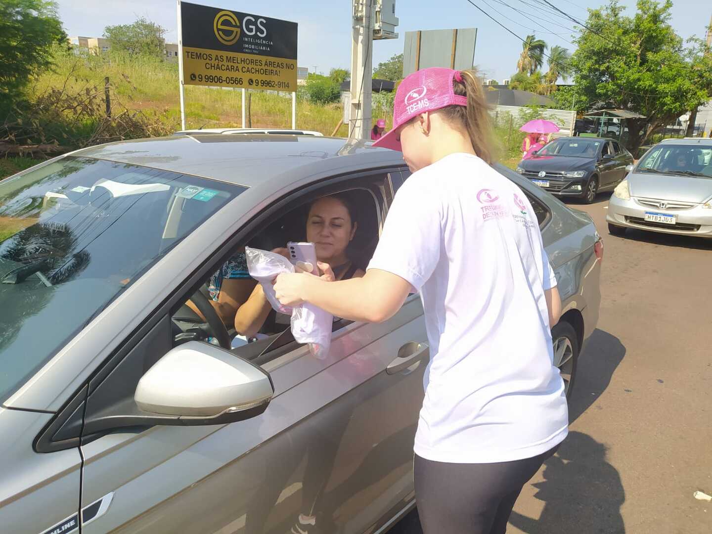 Ação contou com adesivaço e venda de camisetas na Afonso Pena - Foto: Karina Anunciato/CBN-CG