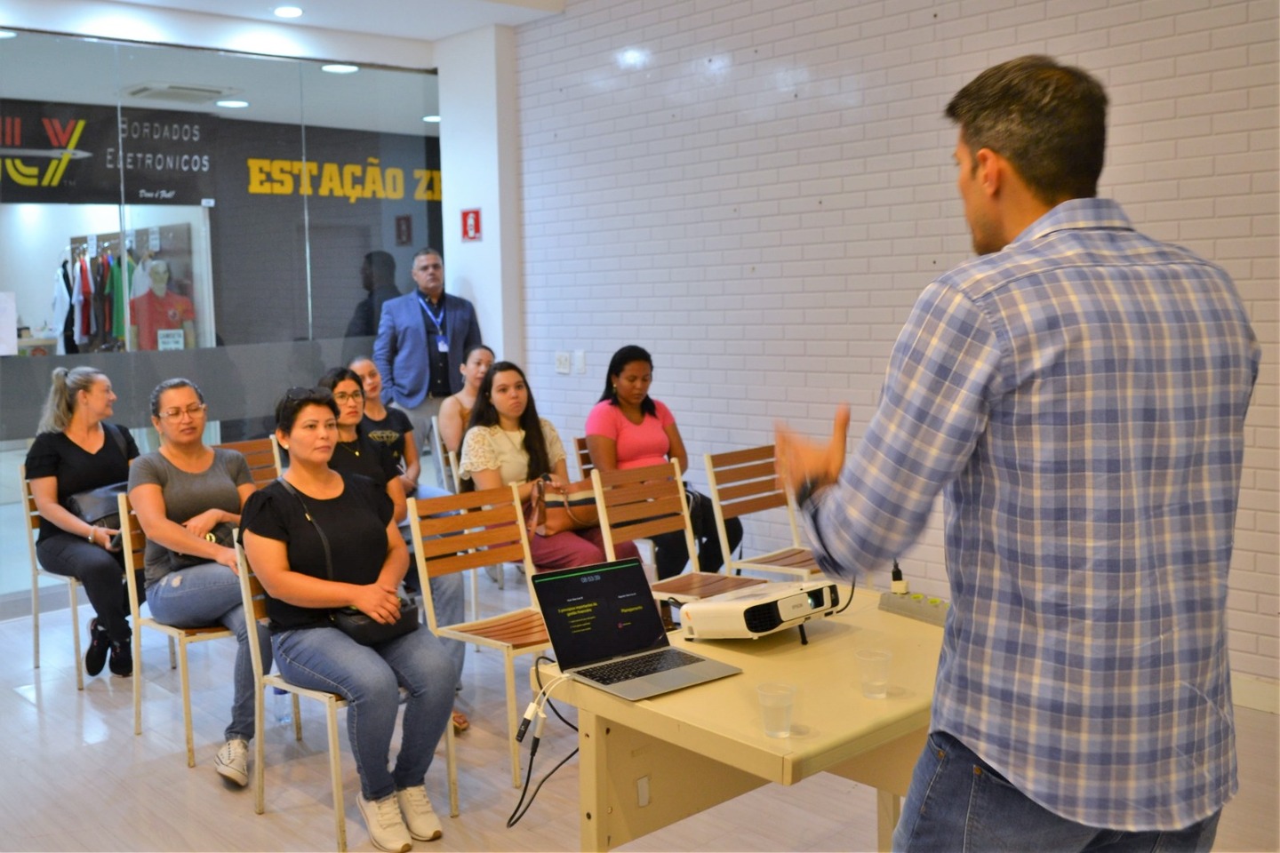 Cada curso oferece 60 vagas - Foto: Reprodução/ Prefeitura