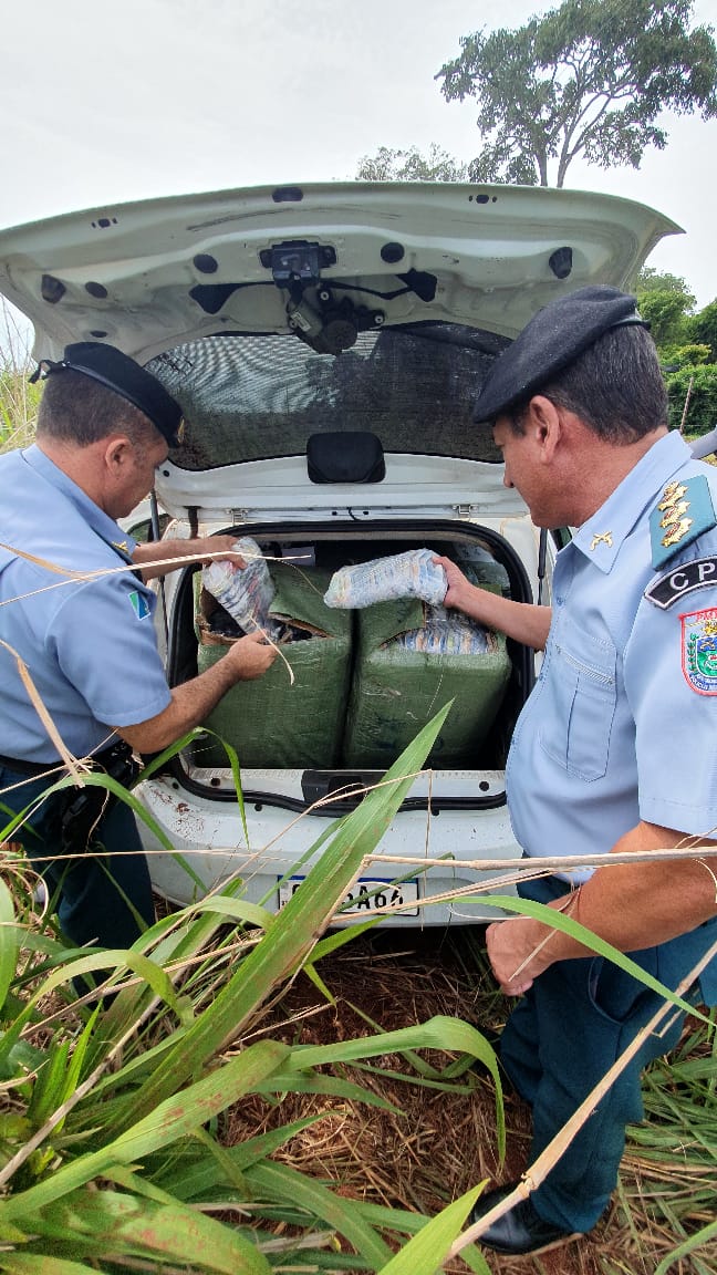 Carro com contrabando foi abandonado em matagal. - Foto: Divulgação/Polícia Militar