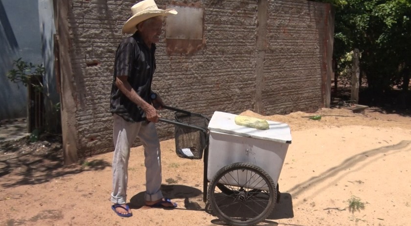 Severiano mora há 40 anos em Três Lagoas, e trabalha vendendo picolé nas ruas da cidade há 30 anos. - Foto: Reprodução/TVC