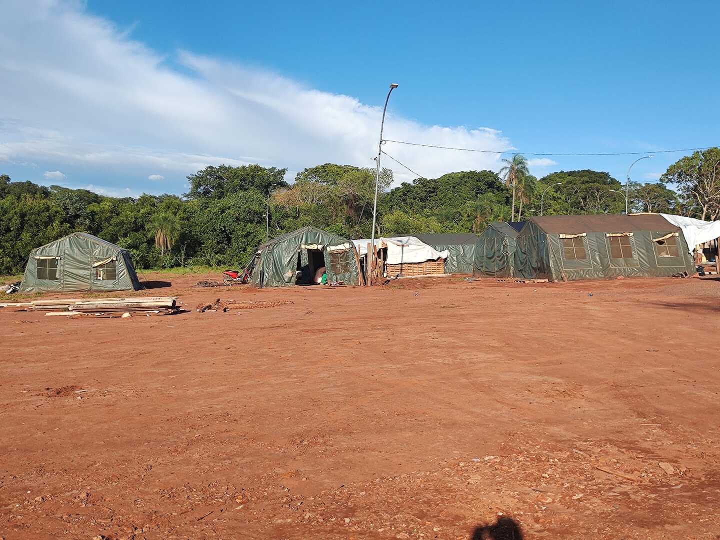 Tendas disponibilizadas pelo exército no local para abrigar as famílias - Foto: Gerson Wassouf/CBN-CG