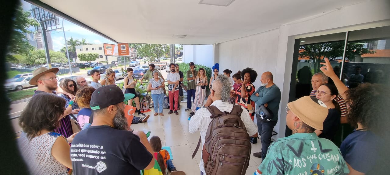 Representantes da cultura da capital em frente à Câmara Municipal de Campo Grande - Foto: Reprodução/Internet