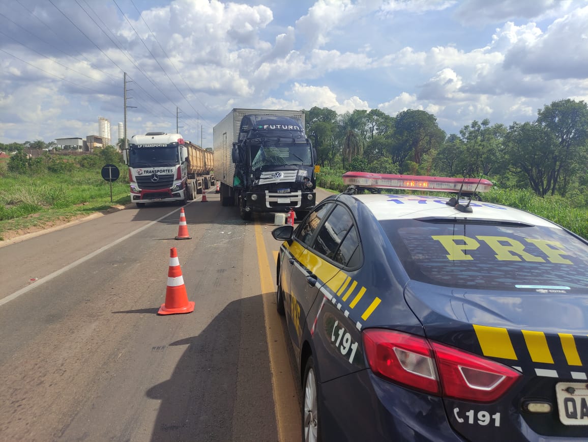 Acidente deixou três pessoas feridas e causou congestionamento na BR-163 - Foto: Divulgação/PRF