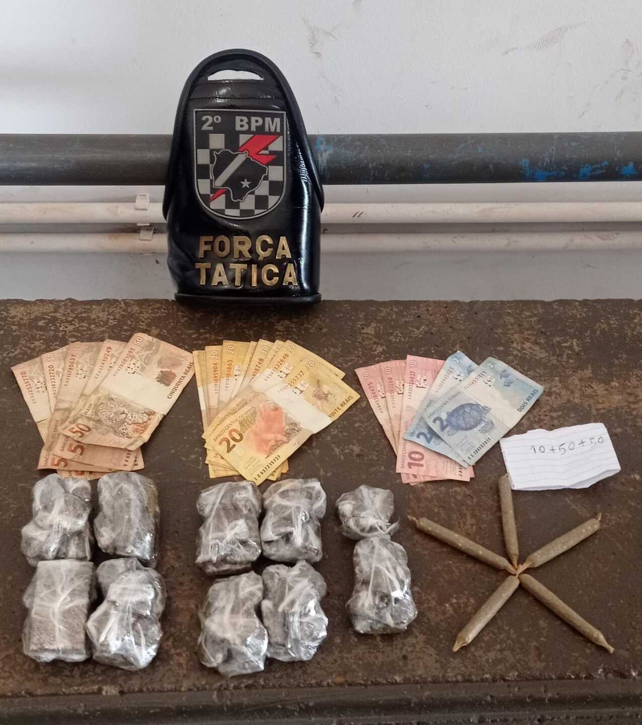 Dupla estava em frente de residência. com maconha e foram flagrados por policial militar de folga - Foto: Divulgação/Polícia Militar