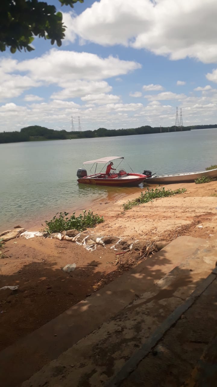 Homem pescava em aterro da Usina Hidroelétrica quando avistou a PMA e pulou no rio Paraná.