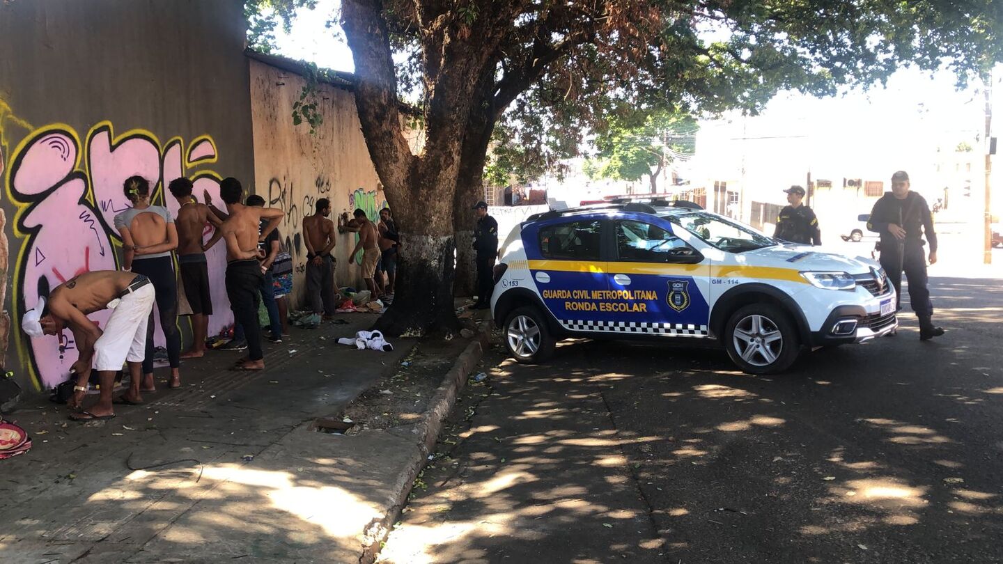 Equipe da Guarda Civil durante abordagem na região da antiga rodoviária