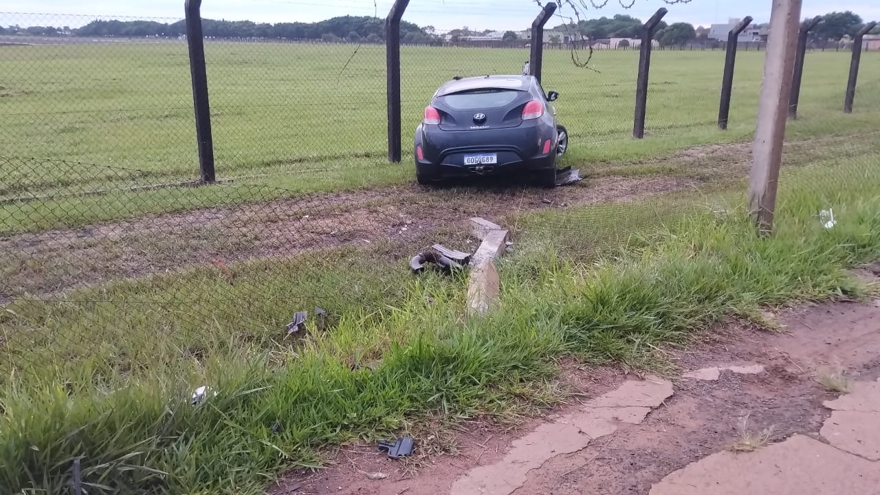 Carro atravessou a barreira de proteção do Aeroporto de Ponta Porã