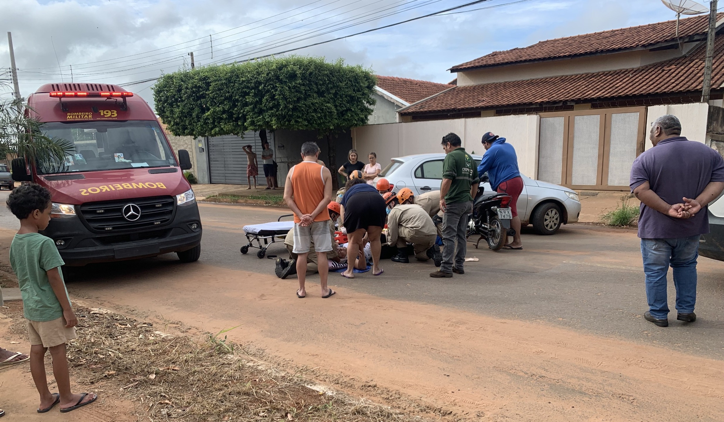 Vítima acabou lesionando uma das pernas ao cair durante colisão entre moto e carro.