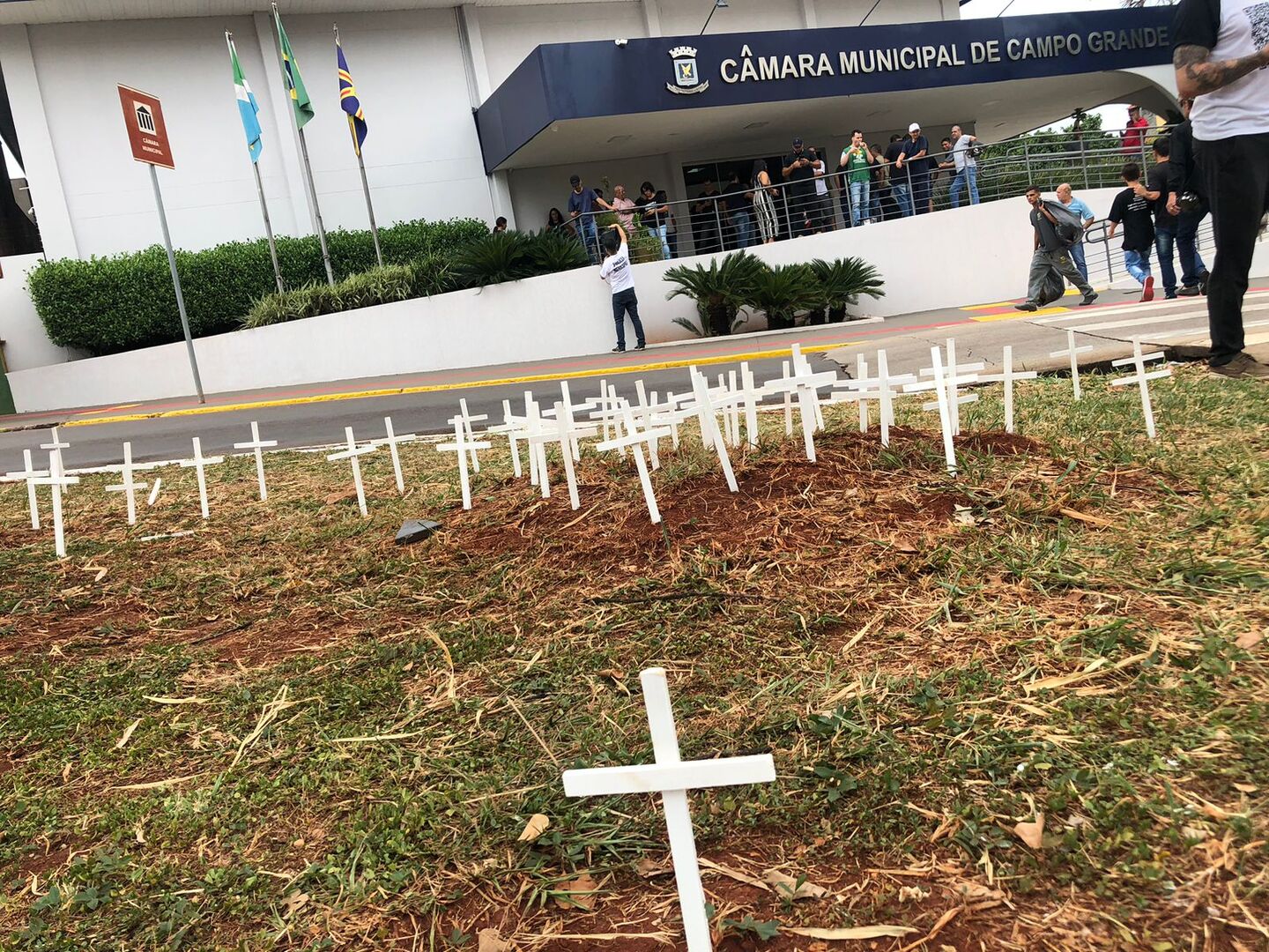 Cruzes foram colocadas na frente da Câmara Municipal de Campo Grande