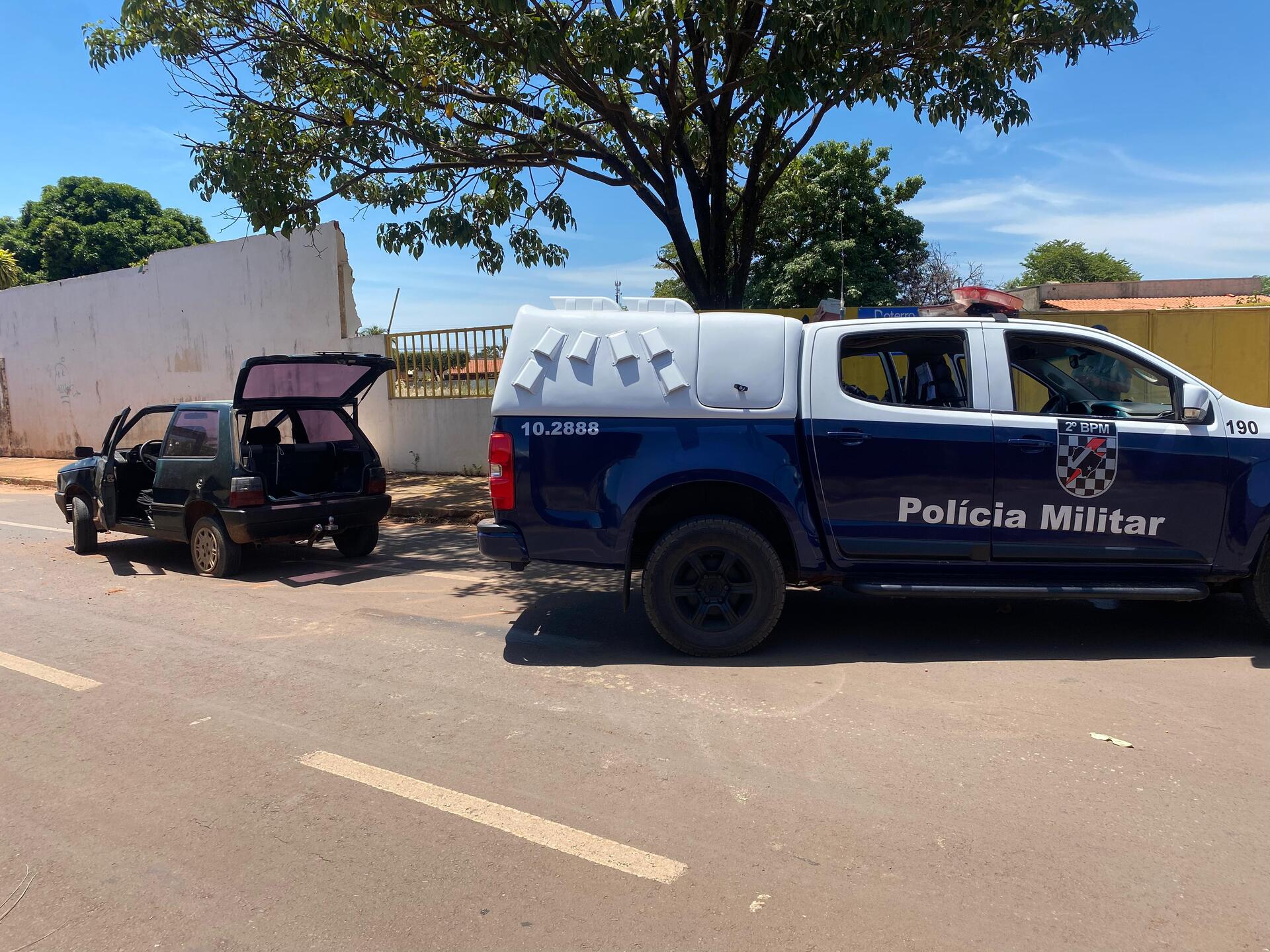 Suspeito fugiu pulando muros de residência após abandonar carro furtado e Polícia Militar realiza buscas pelo suspeito