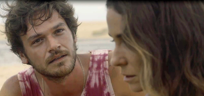 Luzia/Ariella fica atônita ao descobrir que Miguel/Beto está vivo. Karola exige que Ionan localize L