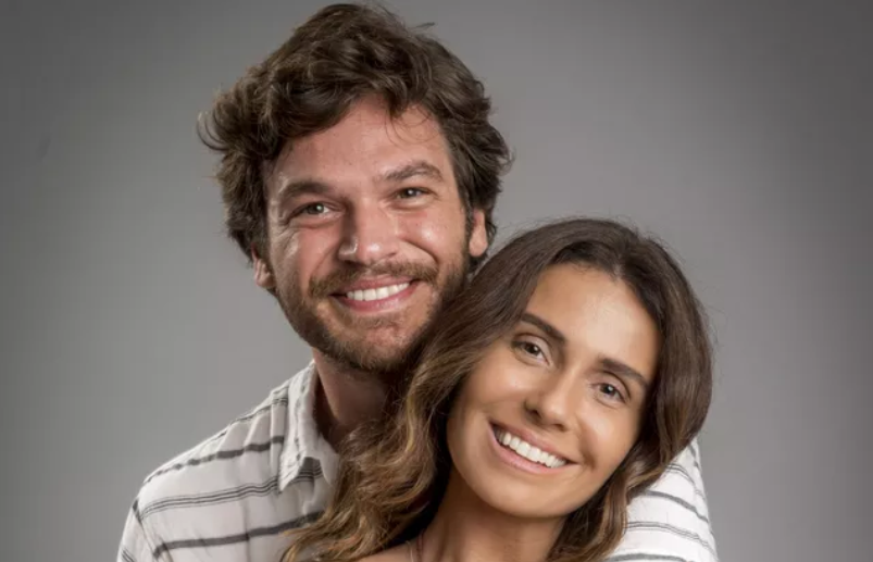 Beto pergunta por Luzia. Karola comemora a volta de Beto e pede que Remy anuncie à família. Roberval