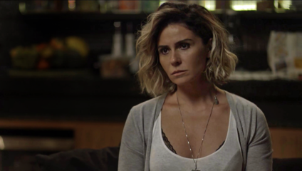 Luzia/Ariella consegue fugir sem que Karola a veja. Lourival fica preso embaixo de escombros e Selma