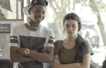 Para não voltar para casa, K1 inventa que precisa terminar um trabalho de escola com Keyla, e a amig
