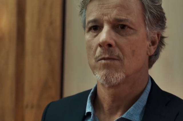 Renan não revela a surpresa da grife para Beth. Gael orienta Clara, que se prepara para assumir a mi