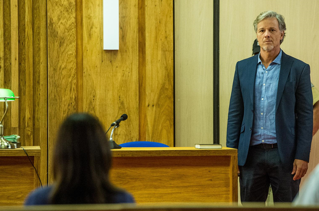 Renan dá seu depoimento e Elizabeth/Duda se surpreende. Sai o veredito do julgamento. Clara chama El