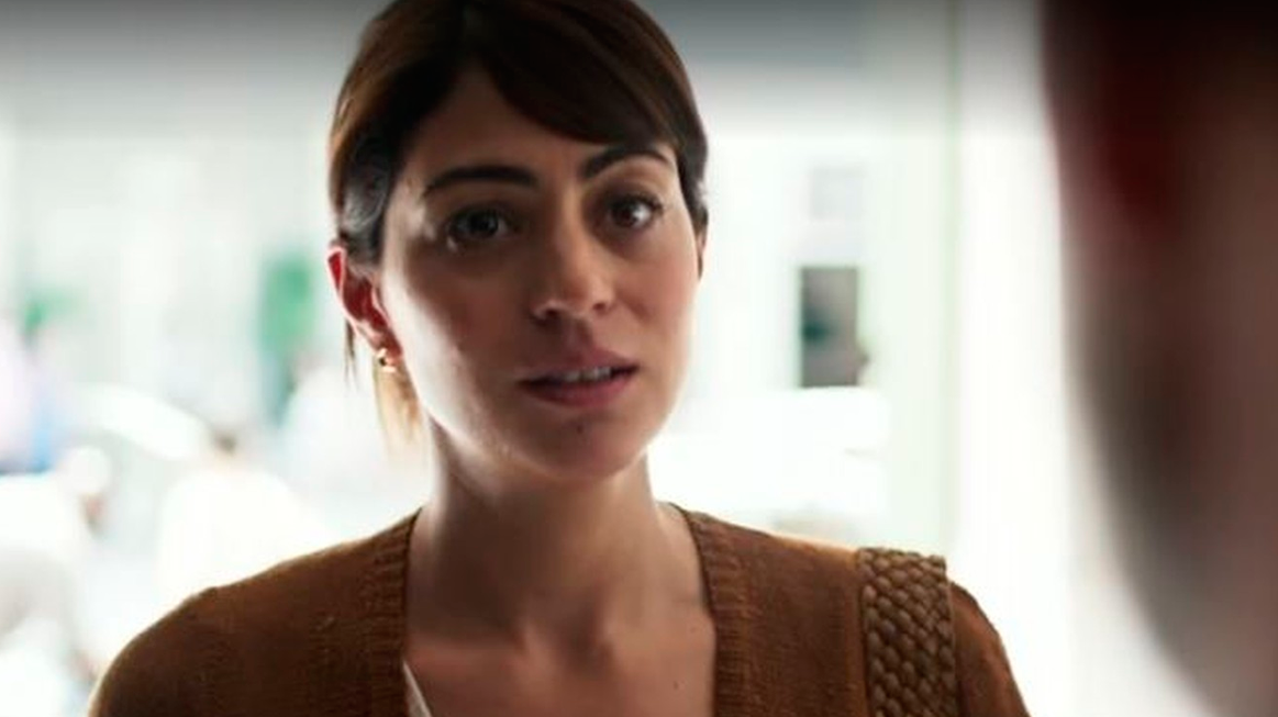 Helena acusa Elias em seu depoimento a Almeidinha. Paul rompe o noivado com Camila. Elias pede para
