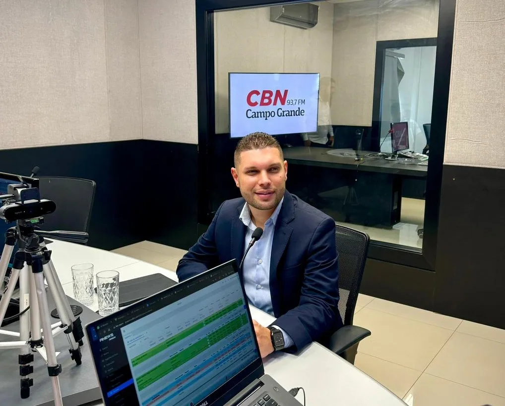 Lucas Bitencourt, Secretário Municipal de Educação no estúdio da rádio CBN CG - Foto: Assessoria/ Semed