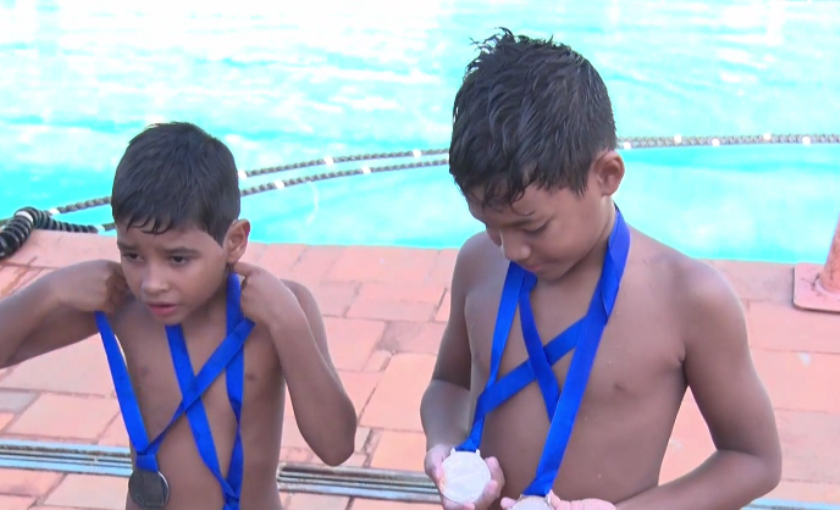 Os dois atletas fazem parte do projeto esportivo de natação em Três Lagoas. - Foto: Reprodução/TVC