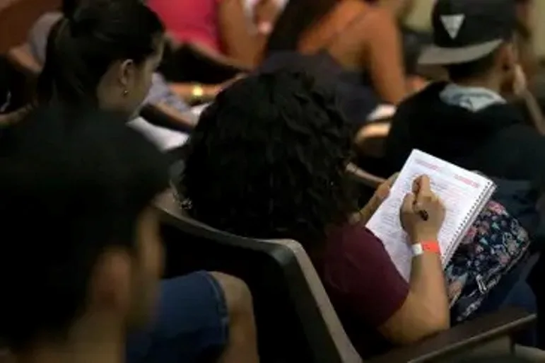 Programa tem como objetivo conceder benefício social de 1 salário mínimo a estudantes de baixa renda. - Foto: Reprodução/Agência Brasil