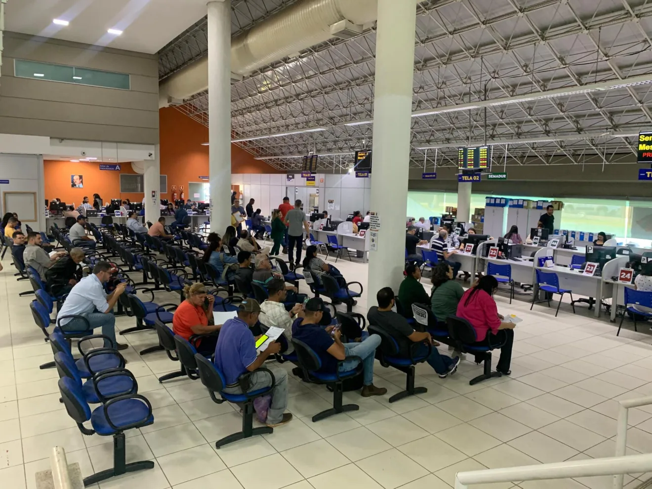 Movimentação na Central de Atendimento ao Cidadão na manhã desta segunda-feira (3) - Foto: Gerson Wassouf/CBN-CG Movimentação na Central de Atendimento ao Cidadão na manhã desta segunda-feira (3) - Foto: Gerson Wassouf/CBN-CG