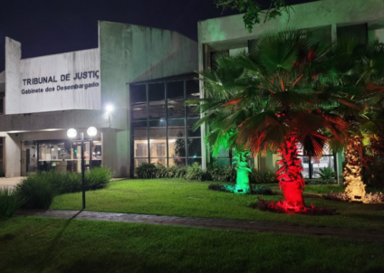 Fachada do TJMS foi iluminada com as cores da bandeira gaúcha - Foto: Divulgação/TJMS Fachada do TJMS foi iluminada com as cores da bandeira gaúcha - Foto: Divulgação/TJMS
