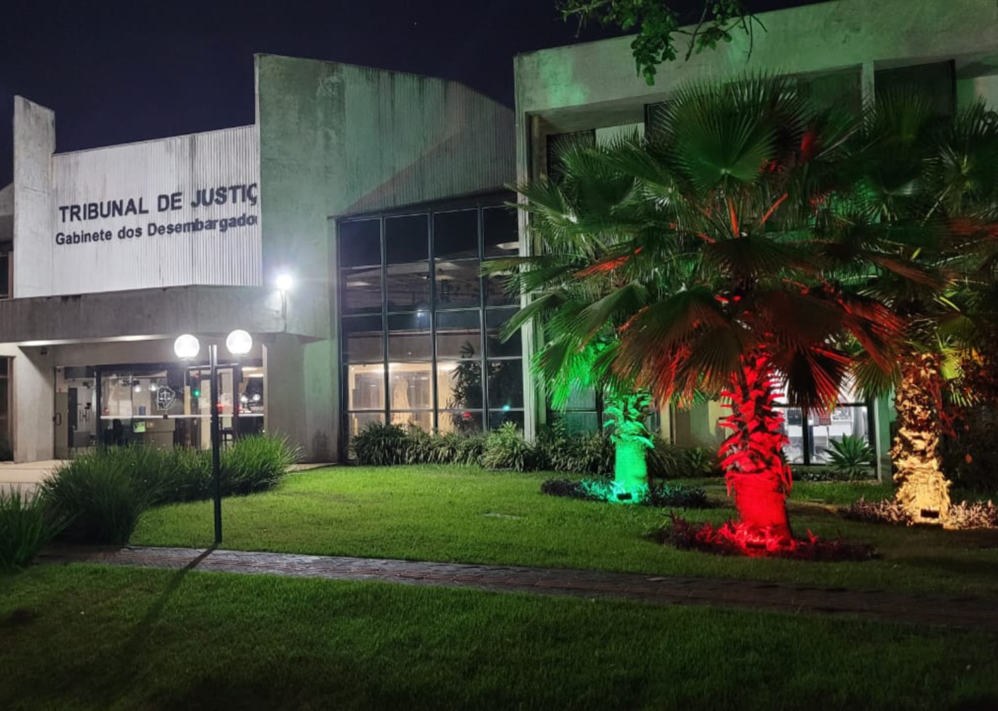 Fachada do TJMS foi iluminada com as cores da bandeira gaúcha - Foto: Divulgação/TJMS