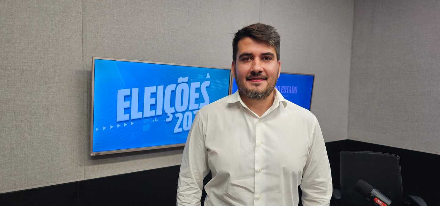 Rafael Tavares no estúdio da rádio CBN-CG - Foto: LSSCom/CBN-CG