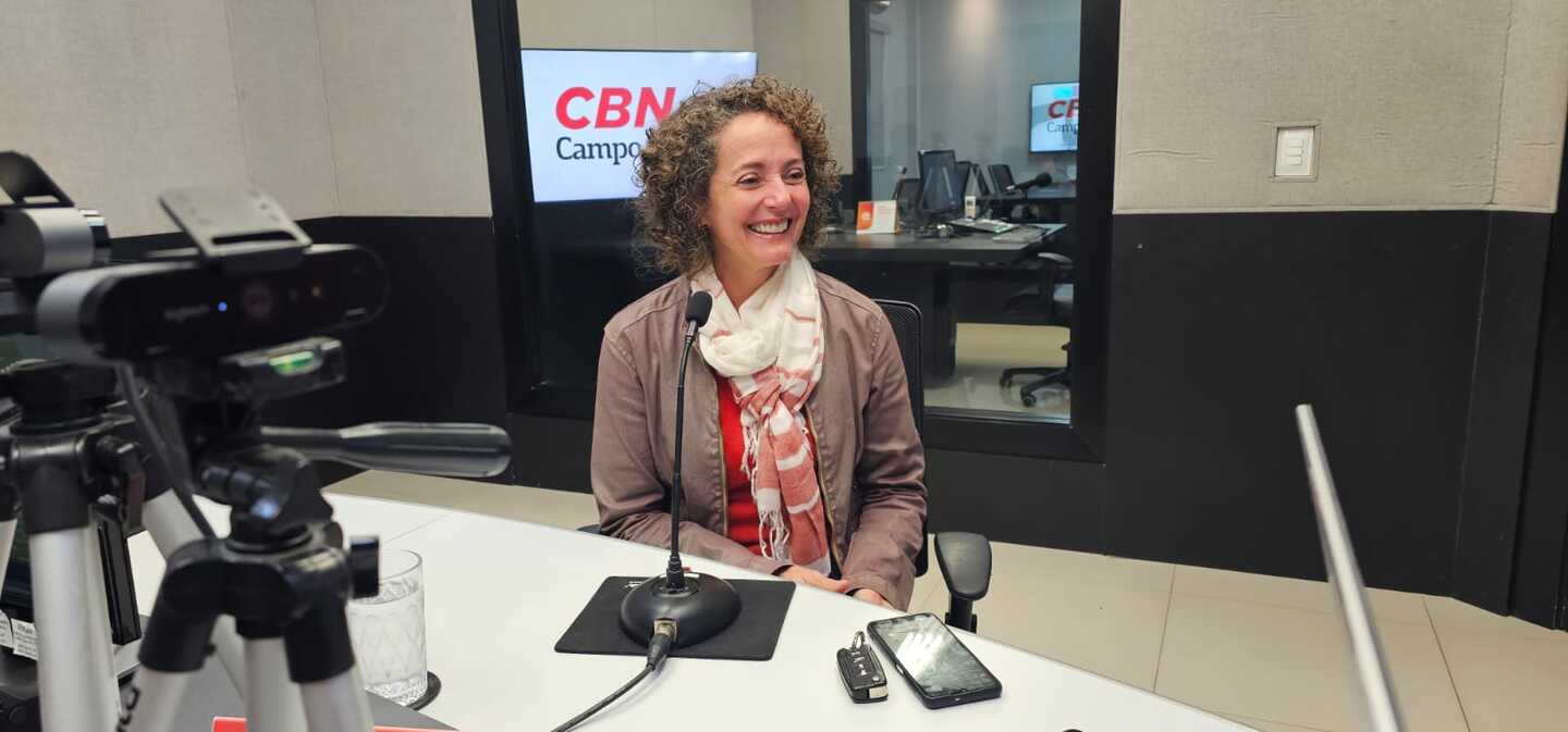 Roberta Siqueira no estúdio da rádio CBN-CG - Foto: LSSCom/CBN-CG