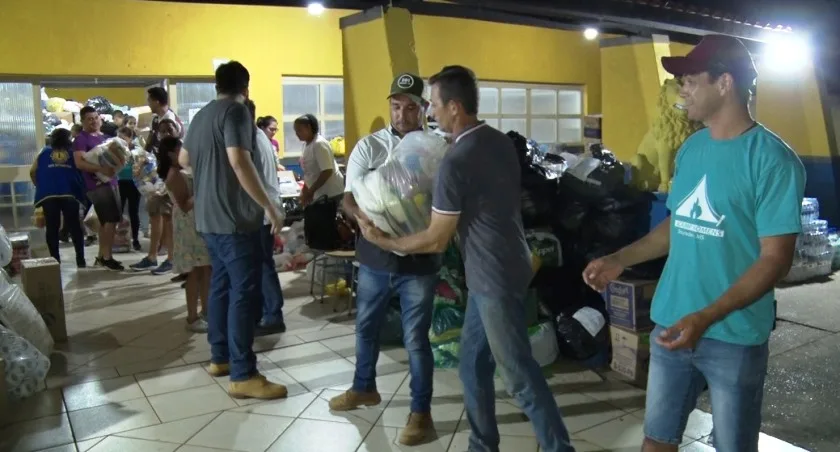 Na noite de quinta-feira (9), mais dois veículos deixaram a cidade com toneladas de doações. - Foto: Reprodução/TVC