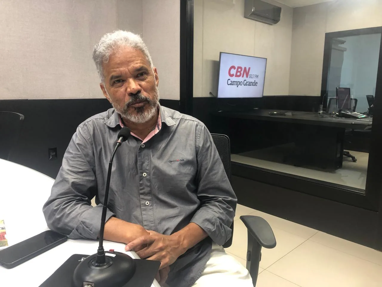 Colunista Adilson Trindade durante participação no Jornal CBN Campo Grande. - Foto: Karina Anunciato / CBN-CG