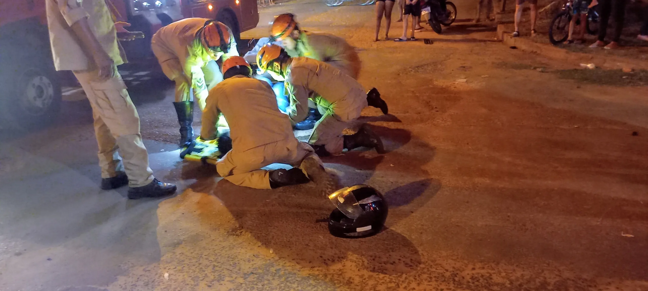 Suspeito de causar acidente fugiu sem prestar socorro à vítima, que ficou no chão até a chegada do Corpo de Bombeiros. - Foto: Alfredo Neto/JPNews