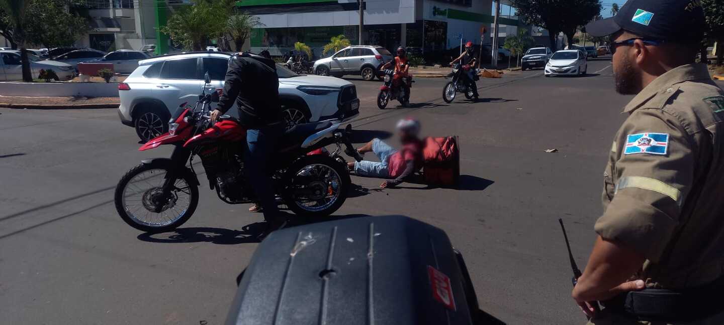 Agentes de trânsito registravam um acidente entre moto e carro, quando duas motos colidiram na frente das equipes, na avenida Eloy Chaves, em Três Lagoas. - Foto: Alfredo Neto/JPNews