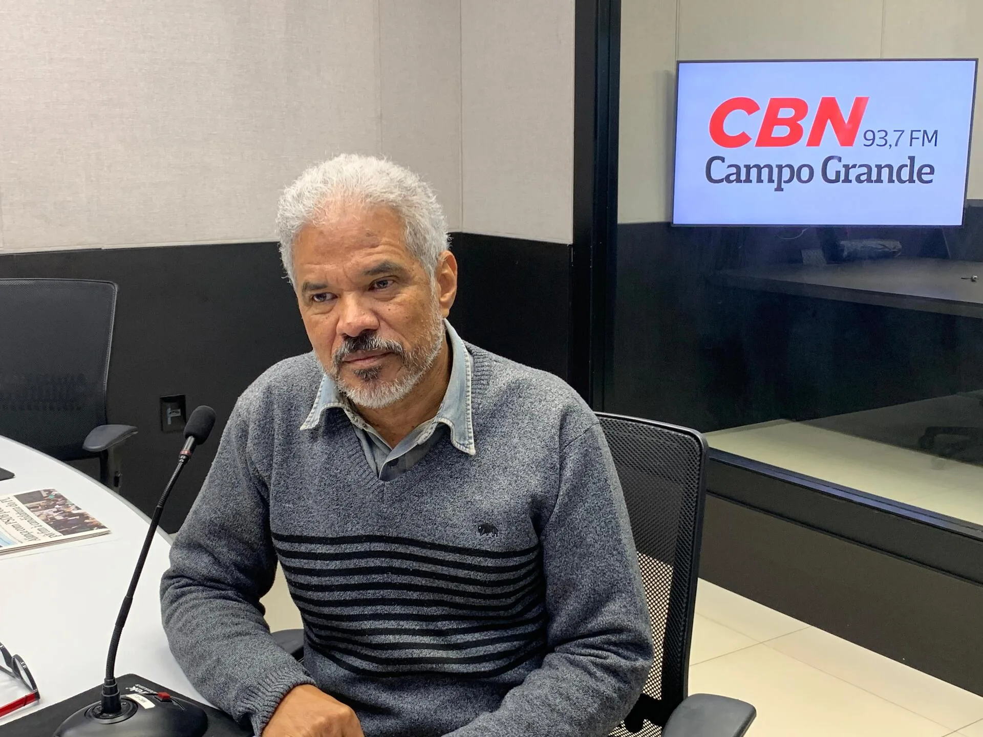 Colunista Adilson Trindade durante participação no Jornal CBN Campo Grande. - Foto: Duda Shindler/CBN-CG