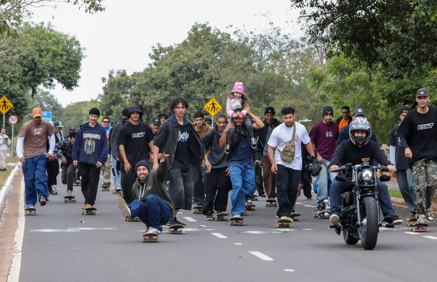 Skateata reuniu centenas de praticantes e percorreu o Parque dos Poderes até chegar no das Nações Indígenas - Foto: Divulgação/Fundesporte