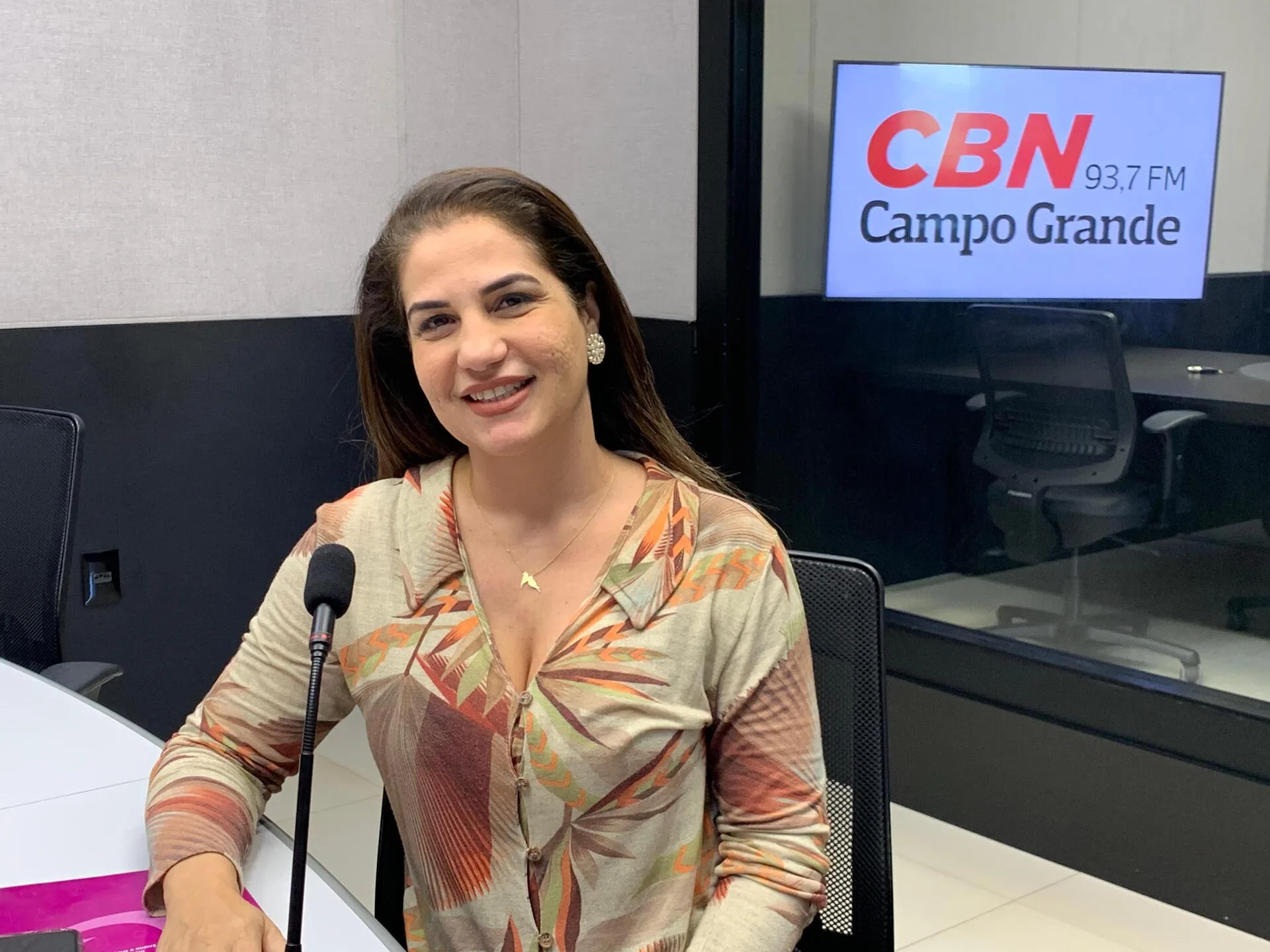 Michelly Zanchin no estúdio da rádio CBN-CG - Foto: Duda Schindler/CBN-CG