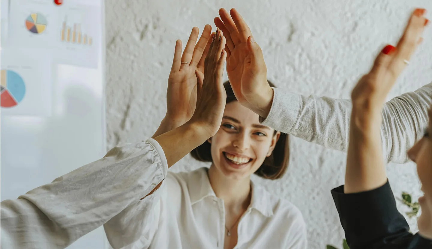 Felicidade no ambiente de trabalho gera inúmeros benefícios - Foto: Olia Danilevich/Pexels