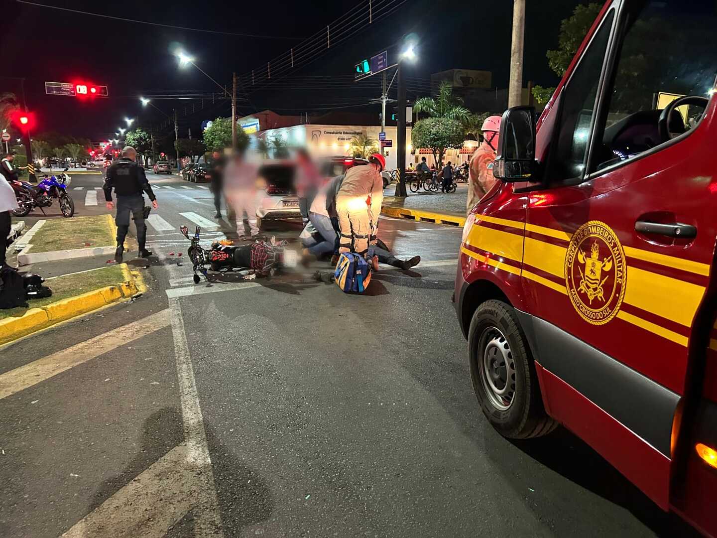 Ao perceber que o sinal iria fechar, o motorista do carro freou, mas o motociclista não conseguiu parar a tempo. - Foto: Alfredo Neto/JPNews