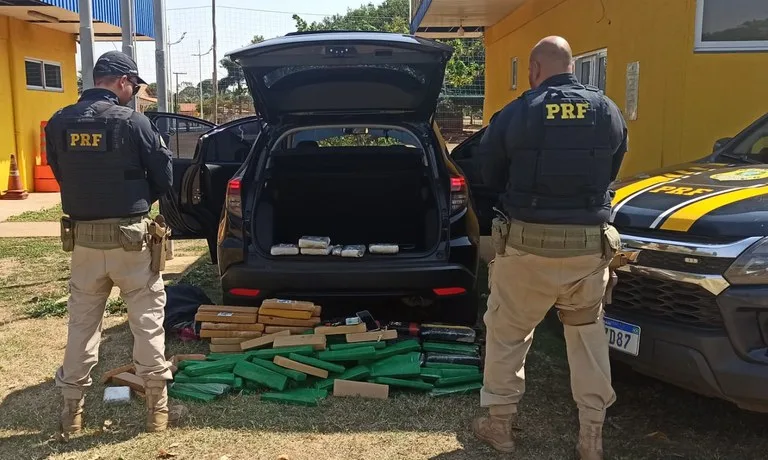 Além da droga, os policiais também encontraram uma pistola calibre 9mm, dois carregadores sem munições e descobriram que o veículo possuía registro de furto. - Foto: Reprodução/PRF