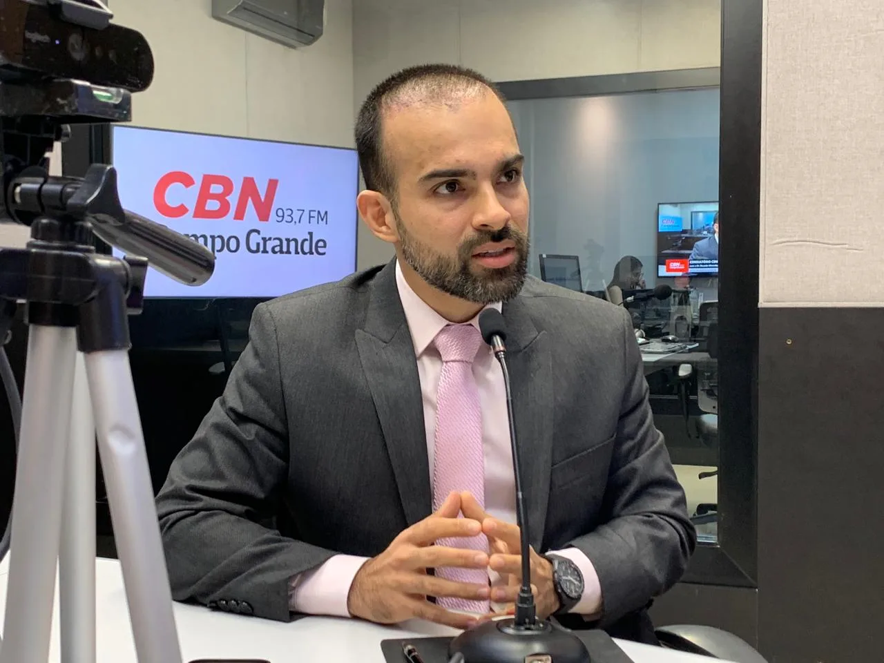 Ricardo Miranda no estúdio da rádio CBN-CG - Foto: Duda Schindler/CBN-CG