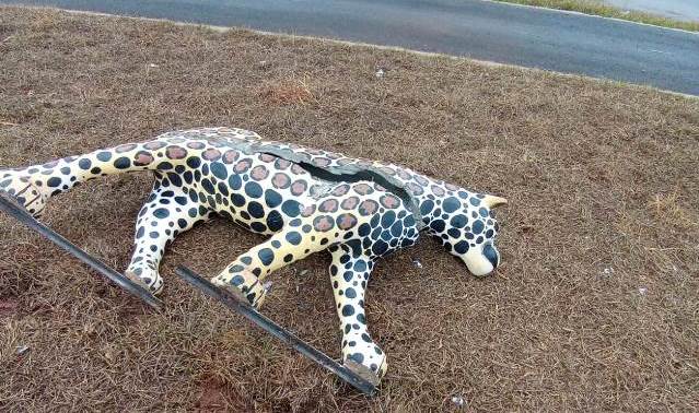 A escultura da onça pintada foi encontrada quebrada na manhã desta sexta-feira (24). - Foto: JPNews