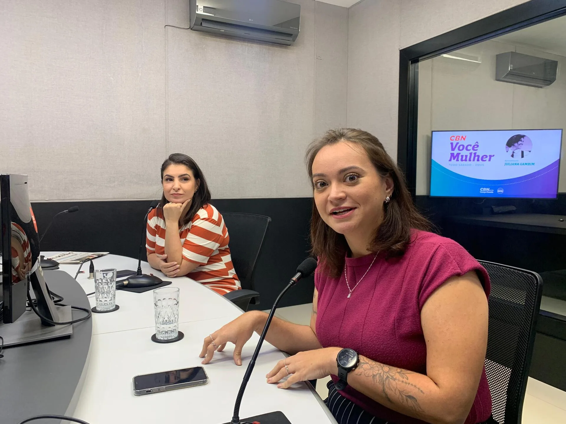 A especialista em administração e planejamentos, Natália Vila (a direita) e a educadora financeira Sabrina Nakao bateram um papo com Juliana Gambim no programa de hoje - Foto: Mateus Adriano/CBN CG