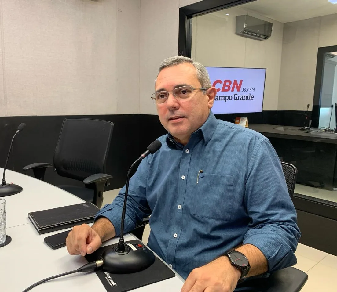 Edir Viégas no estúdio da rádio CBN-CG - Foto: Mateus Adriano/CBN-CG